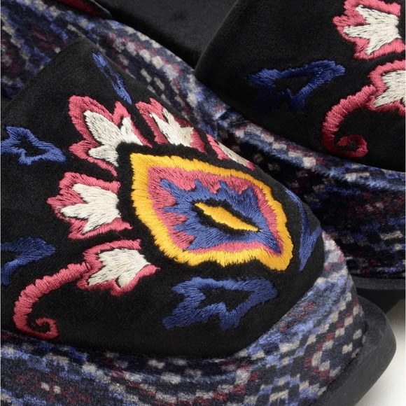 Farm Rio Black Closed Toe Platform Sandal - Picture 8 of 9